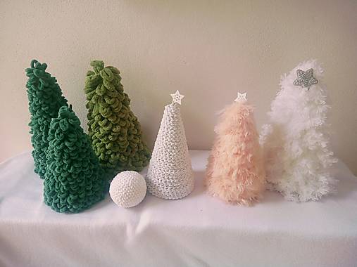 Dekorácie - V LESE stromček tmavozelený  - 17818975_