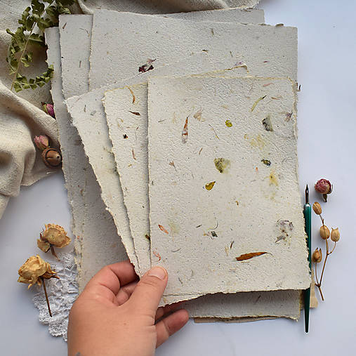 Papier - Ručný papier- Antikvariát s kvietkami A4,A5 - 17820912_