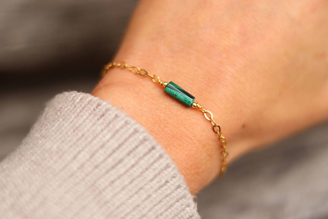 Tenký retiazkový s minerálom malachit