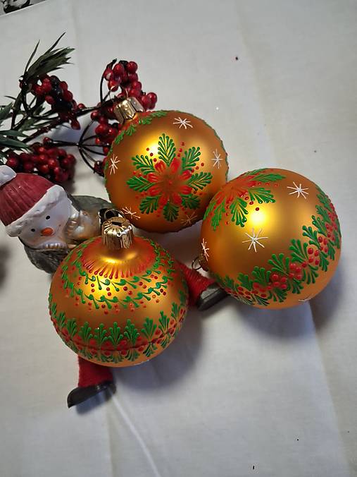 Dekorácie - Vianočné gule zdobené voskom-zeleno, červené.... - 17820311_