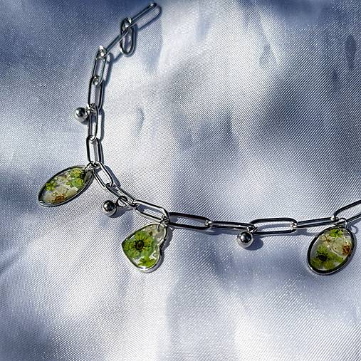 Náramky - Náramok - retiazka s príveskami so skutočnými kvetmi (Strieborná) - 17820078_