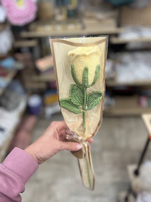 Ručne háčkovaný kvet (1)