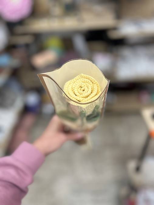 Ručne háčkovaný kvet (1)