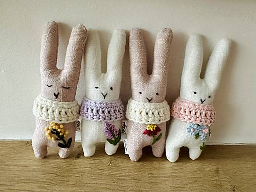 Hračky - zajko s výšivkou (hračka/brošňa) - 17819400_