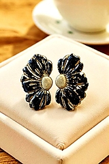 Náušnice - Napichovacie náušnice čierno-zlaté kvety, chirurgická oceľ - 17820289_