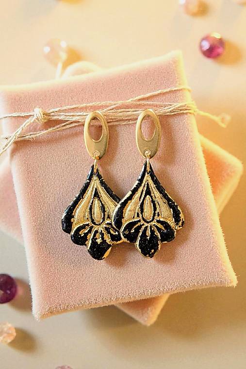 Náušnice - Napichovacie náušnice čierno-zlaté ornamenty, nerezová oceľ - 17820333_