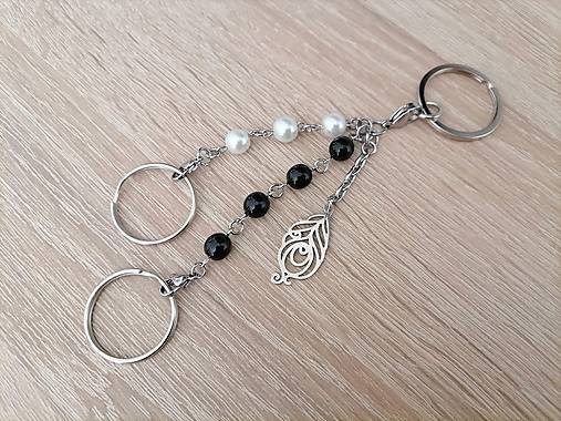 Kľúčenky - Kľúčenka - pierko - čierno/biela  - 17822161_
