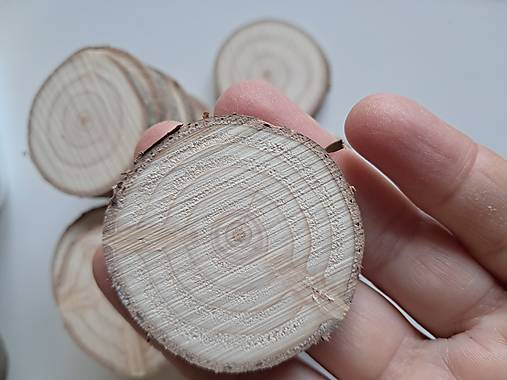 Dekorácie - Drevené plátky z vianočných stromčekov - priemer 4 - 4,5 cm, balenie 30 ks - 17822135_