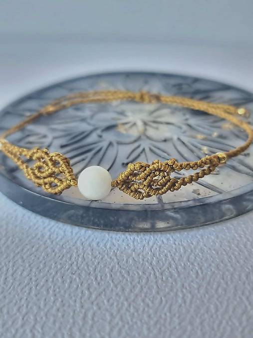 Náramky - Macramé náramok s nefritom – medová elegancia - 17824253_