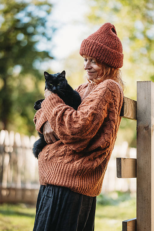 Čiapky, čelenky, klobúky - Ručne pletená čiapka "Jeseň s vôňou škorice" - 17825536_