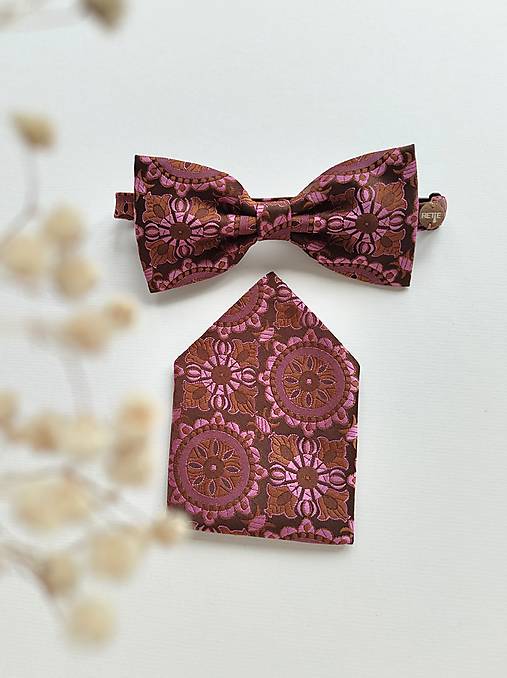 Motýlik ružovo-hnedý ornamentový