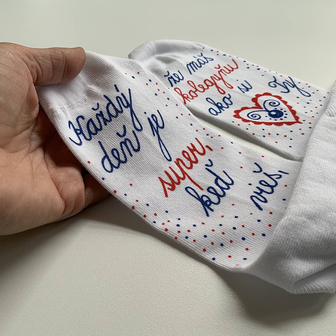 Maľované ponožky pre super KOLEGYŇU (biele 1)