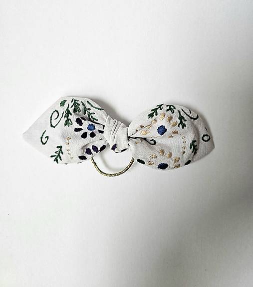 Ozdoby do vlasov - Gumička do vlasov s vyšívanou mašľou - 17828196_