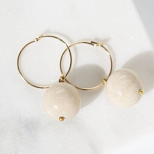 Náušnice - Náušnice z béžového riečneho kameňa na zlatých krúžkoch: ručne brúsené prírodné kamene na zlatých kruhoch - 17829364_