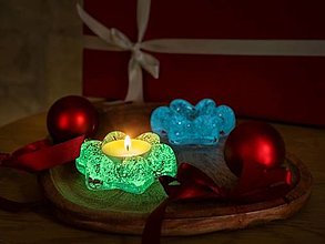 Dekorácie - Sklenený svietnik na čajovú sviečku hviezda s fotoluminescenčným pigmentom Zelený - 17831190_