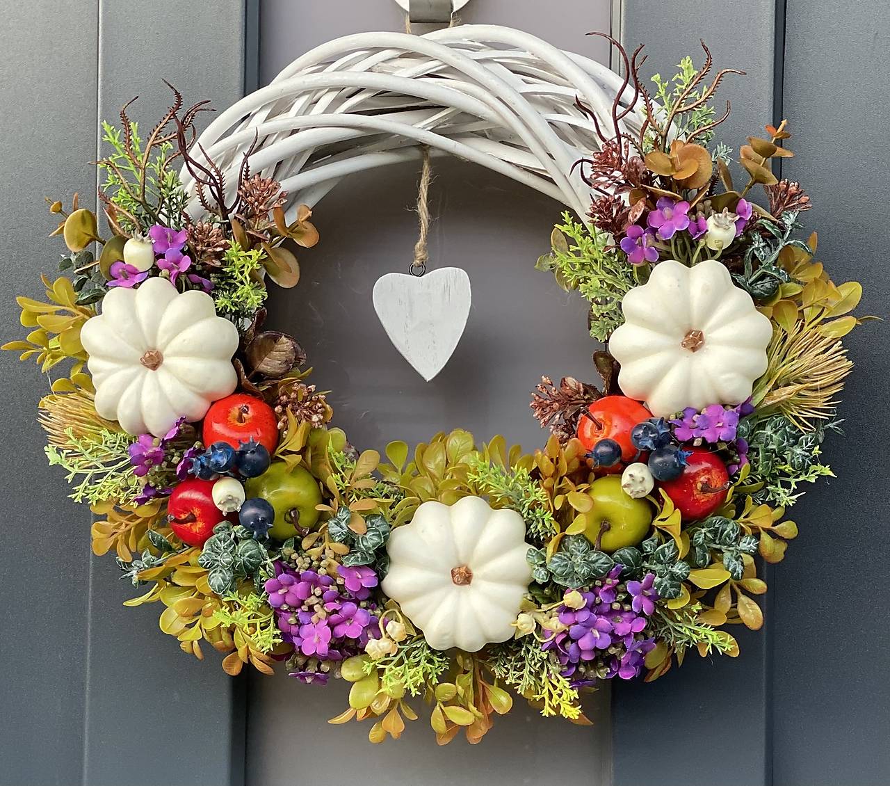 Jesenný veniec 35cm na bielom prútenom základe dekorácia na dvere Venček J2