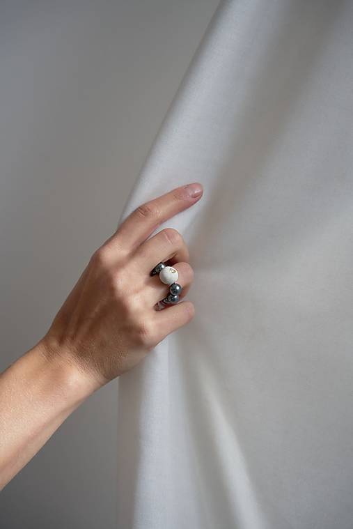 Prstene - KAHA | perlový prsteň biely betón & zlato - 17832814_