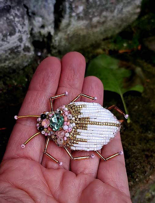 Brož BEETLE  white