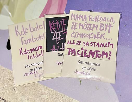 Chronická & úprimná – nálepky, čo hovoria za teba