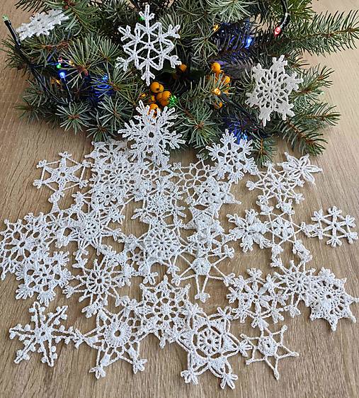 Dekorácie - Mix malých snehových vločiek - 17839952_