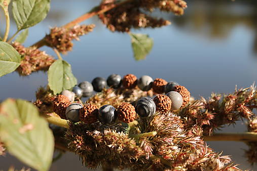 Spätý s prírodou _Rudraksha line Náramok