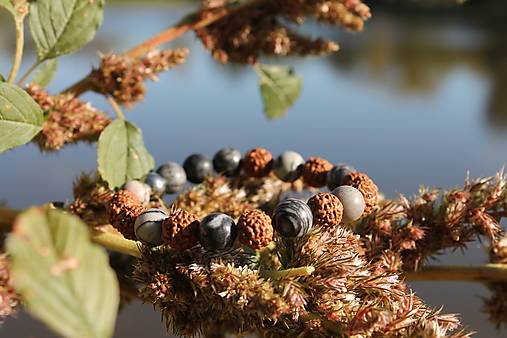 Spätý s prírodou _Rudraksha line Náramok