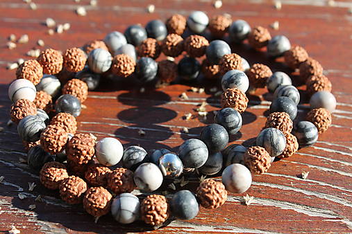 Spätý s prírodou _Rudraksha line Náhrdelník