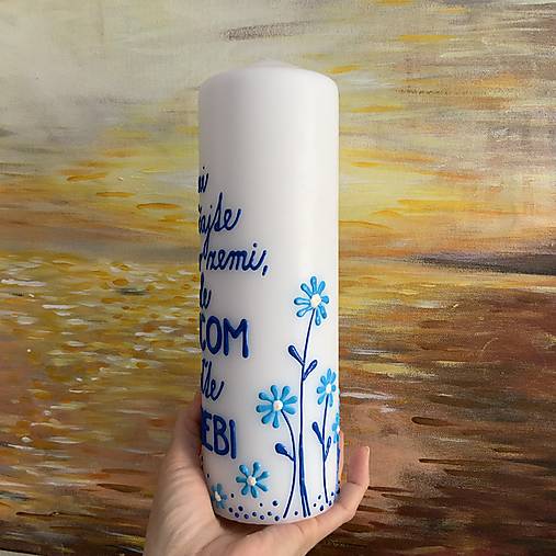 Maľovaná svieca s nápisom "Nohami kráčajte po zemi, srdcom buďte v nebi" (biela, 25 cm)