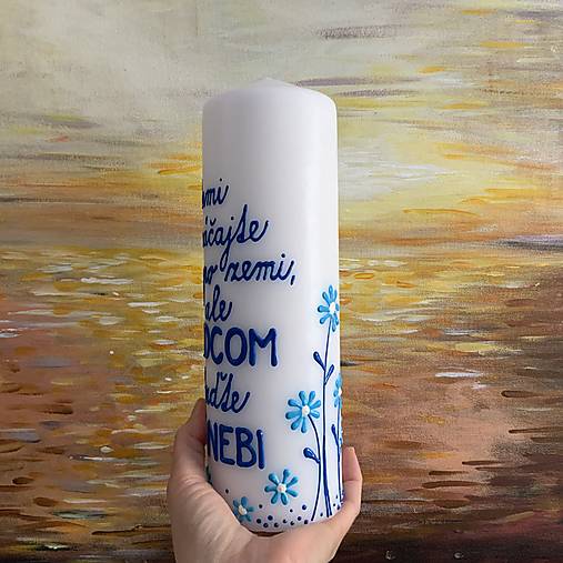 Maľovaná svieca s nápisom "Nohami kráčajte po zemi, srdcom buďte v nebi" (biela, 25 cm)