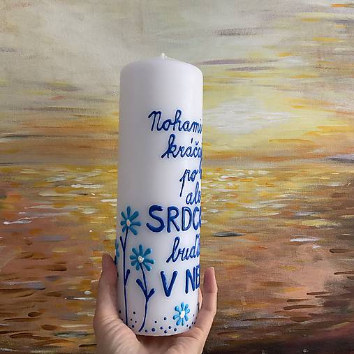 Maľovaná svieca s nápisom "Nohami kráčajte po zemi, srdcom buďte v nebi" (biela, 25 cm)