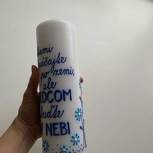 Maľovaná svieca s nápisom "Nohami kráčajte po zemi, srdcom buďte v nebi" (biela, 25 cm)