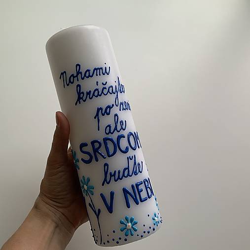 Maľovaná svieca s nápisom "Nohami kráčajte po zemi, srdcom buďte v nebi" (biela, 25 cm)
