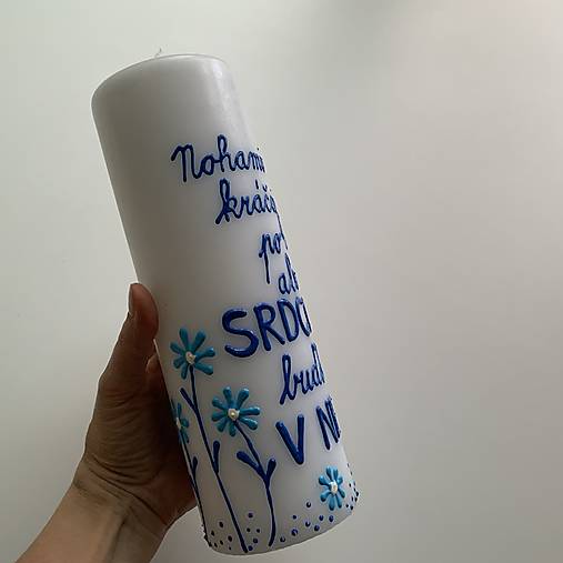 Maľovaná svieca s nápisom "Nohami kráčajte po zemi, srdcom buďte v nebi" (biela, 25 cm)