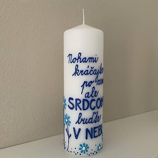 Maľovaná svieca s nápisom "Nohami kráčajte po zemi, srdcom buďte v nebi" (biela, 25 cm)