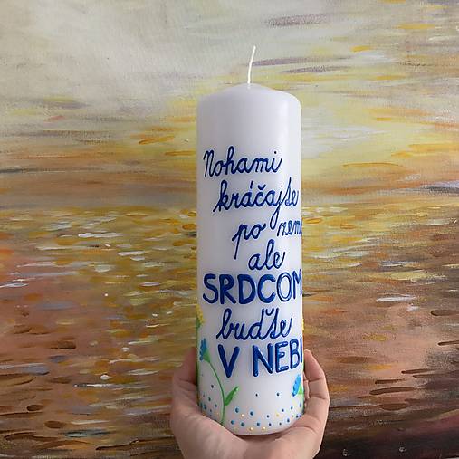 Maľovaná svieca s nápisom "Nohami kráčajte po zemi, srdcom buďte v nebi" 2 (biela, 25 cm)