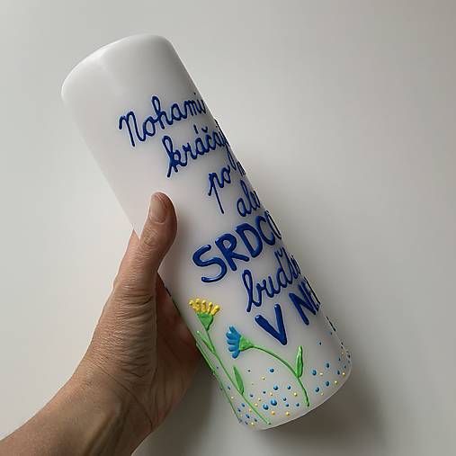 Maľovaná svieca s nápisom "Nohami kráčajte po zemi, srdcom buďte v nebi" 2 (biela, 25 cm)