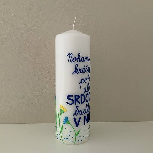 Maľovaná svieca s nápisom "Nohami kráčajte po zemi, srdcom buďte v nebi" 2 (biela, 25 cm)