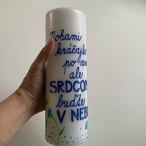 Maľovaná svieca s nápisom "Nohami kráčajte po zemi, srdcom buďte v nebi" 2 (biela, 25 cm)