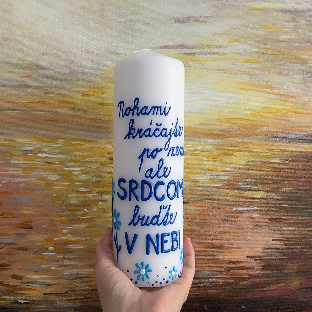 Maľovaná svieca s nápisom "Nohami kráčajte po zemi, srdcom buďte v nebi" (biela, 25 cm)