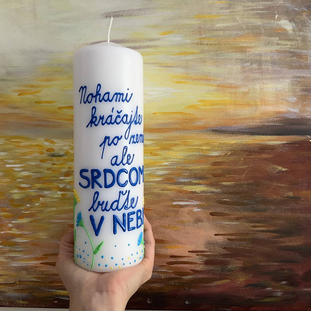 Maľovaná svieca s nápisom "Nohami kráčajte po zemi, srdcom buďte v nebi" 2 (biela, 25 cm)