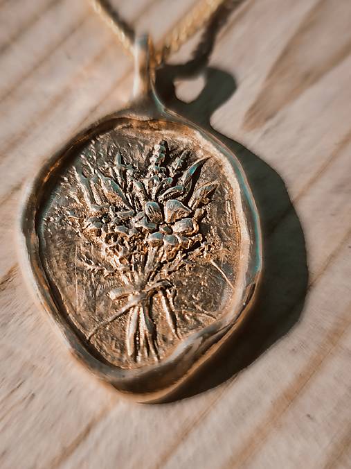 Prívesok kytica z bronzu - lúčne ticho 