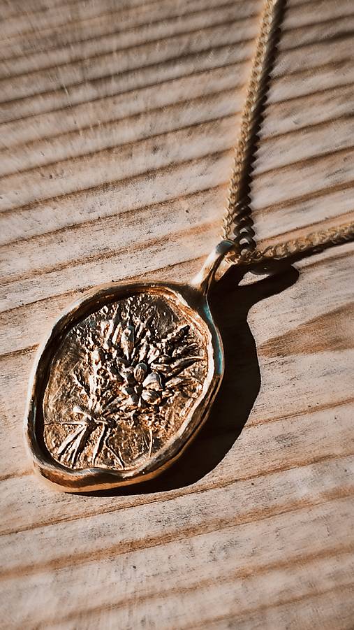 Prívesok kytica z bronzu - lúčne ticho 