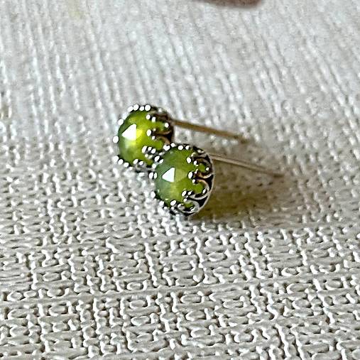 Filigree Vezuvianite Earrings Ag925 / Strieborné napichovacie náušnice s prírodným vezuvianom A0015