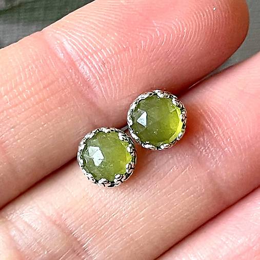 Filigree Vezuvianite Earrings Ag925 / Strieborné napichovacie náušnice s prírodným vezuvianom A0015