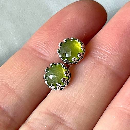 Filigree Vezuvianite Earrings Ag925 / Strieborné napichovacie náušnice s prírodným vezuvianom A0015