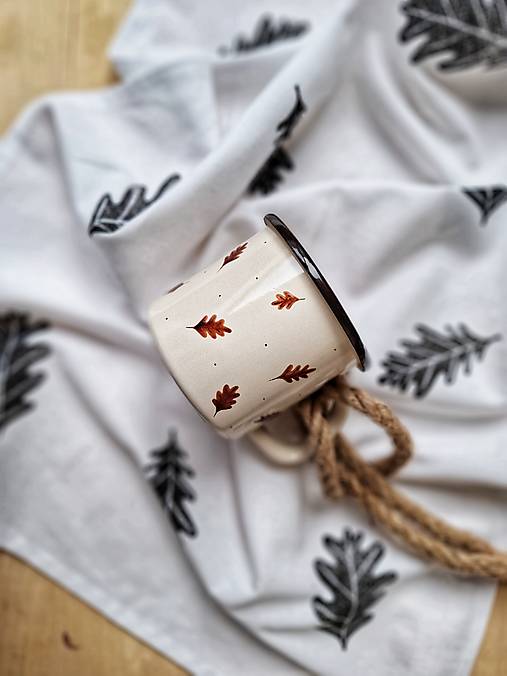 Nádoby - Jesenný smaltovaný hrnček Dubové lístky - 17842432_