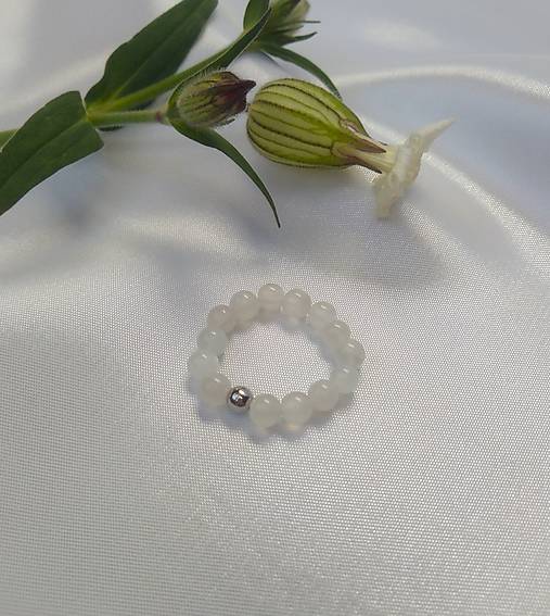 Prstene - Prsteň mesačný kameň so striebornou korálkou - 17842744_