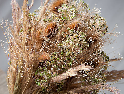 Dekorácie - Prírodná kytica - nevestin závoj, štetka lesná, pažítka čínska, tráva - 17844123_