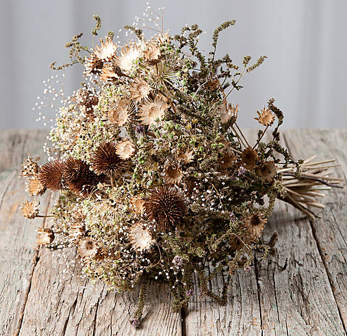 Dekorácie - Prírodná kytica - echinacea, nevestin závoj, nevädzovec, pažítka čínska, mäta - 17844141_