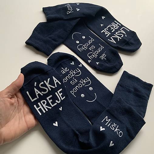 Maľované ponožky s nápisom “LÁSKA HREJE, ale ponožky sú ponožky :) sada tmavomodrých